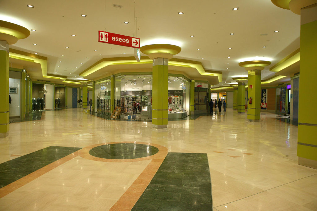 Centro comercial Alcampo, El Entrego. Centro comercial Alcampo, El Entrego.